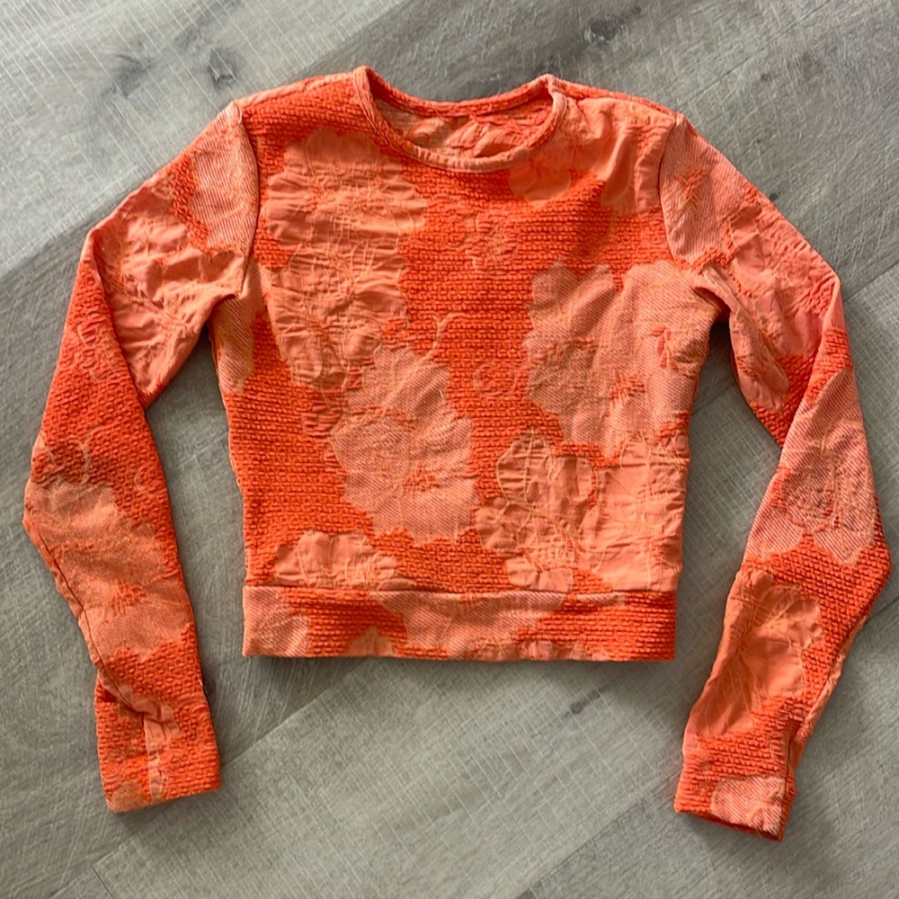 The Seea Palomar Crop Top Rash Guard textured orange color, size XS